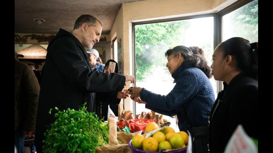 Miguel Bosé visita localidad mexicana afectada por terremoto de 2017