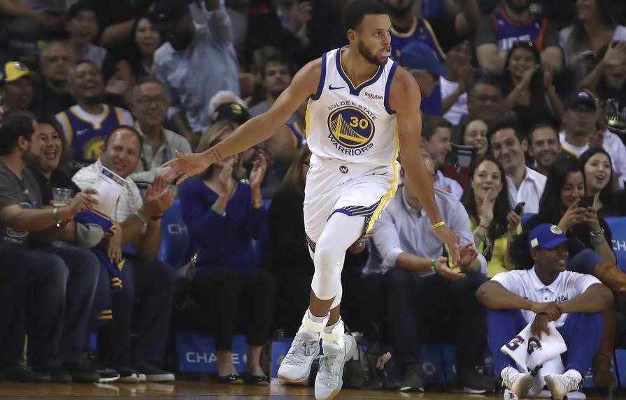 Curry, Durant guían a Warriors ante Thunder en arranque NBA