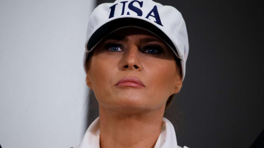 El avión en que vuela Melania Trump, obligado a aterrizar por humo en cabina