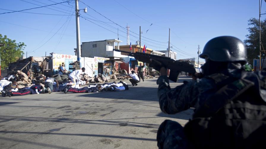 Presidente haitiano sale ileso de una pedrada