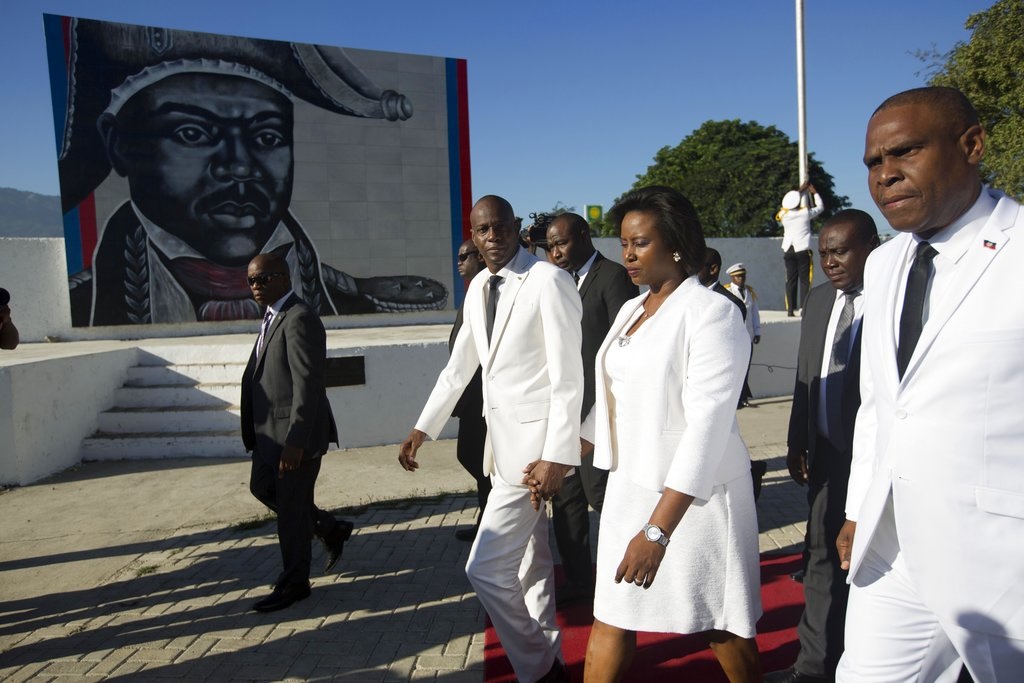 El presidente de Haití, Jovenel Moise, la primera dama Martine Moise y el primer ministro Jean Henry Ceant caminan despues de concluir la ceremonia de conmemoración del aniversario del asesinato de Jean-Jacques Dessalines 