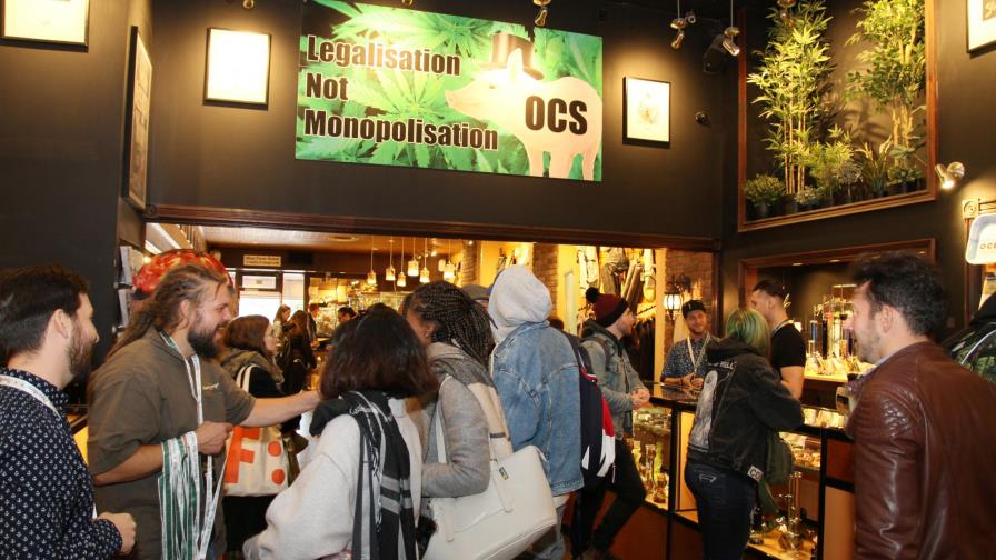 Miles de personas disfrutan en Canadá de la legalización de la marihuana