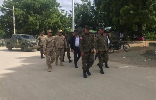 Comandante del Ejército visita frontera; dice no hay que temer por situación de Haiti
