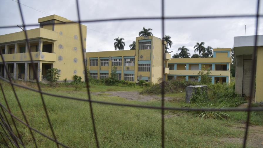 Con bizcocho, globos y velas, residentes en Licey al Medio reclaman terminación de escuela