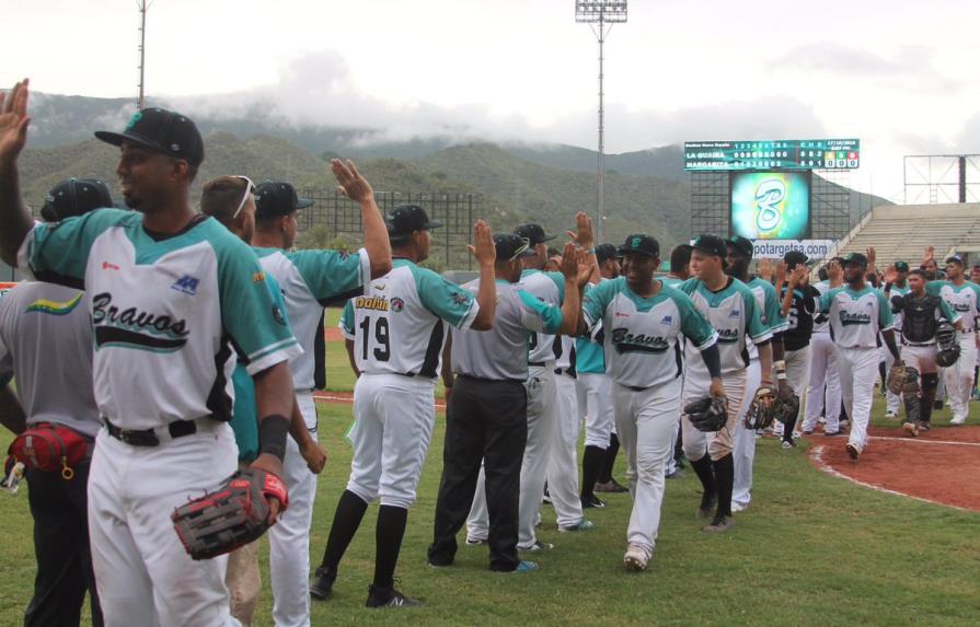Bencomo lleva a Bravos a triunfo ante Tiburones en Venezuela