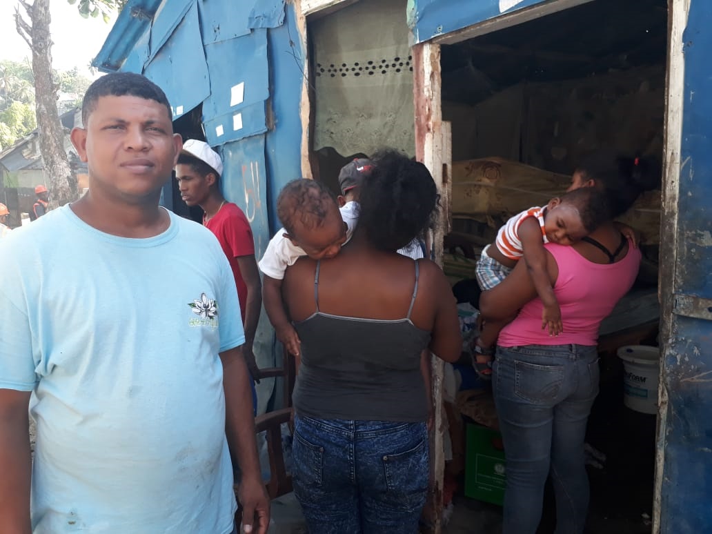 El señor Luis Méndez junto a sus dos hijas menores que a su vez ya son madre. Los tres y los dos niños residen con el señor Santo Méndez en la vivienda que se ve al fondo y que comparten con otra familia, a la que le alquilan una parte.
