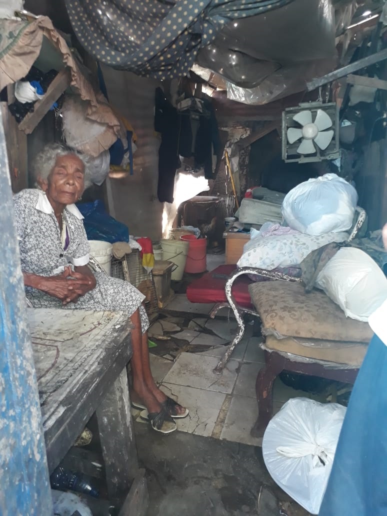 Madre del señor Ramón Canaán, quien esperaba que lo desalojaran del barrio San Rafael, en Los Guadules, de una parte de una humilde vivienda que tiene alquilada por RD$500 pesos.