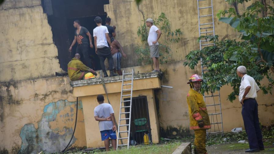 Se mantiene, aunque controlado, fuego en Villa Juana