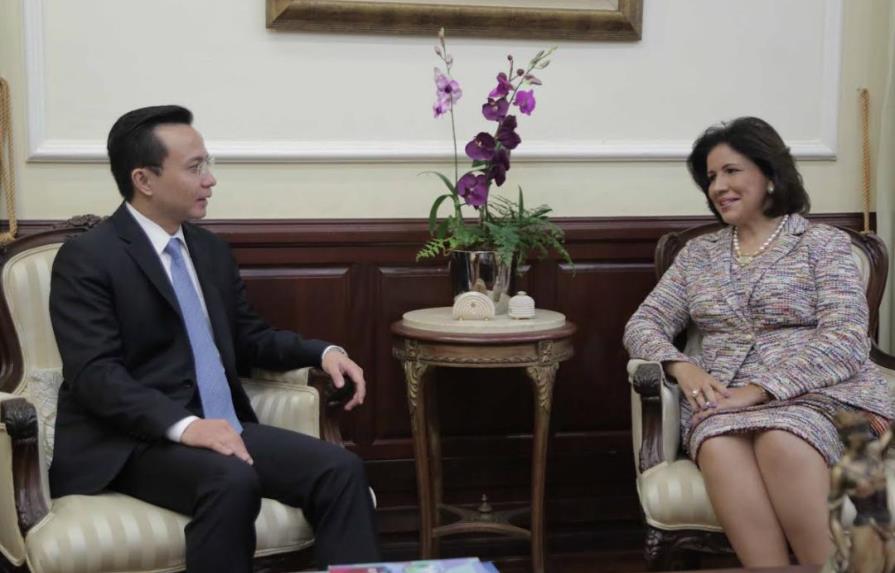 Embajador chino visita a la Vicepresidenta: hablan de construir un centro sobre drogadicción