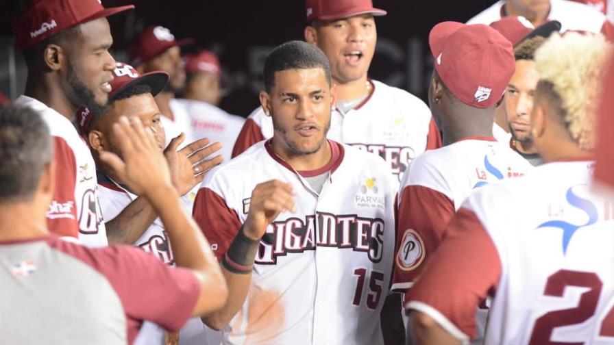 Los Gigantes aplastan al Escogido y se quedan solos en primer lugar