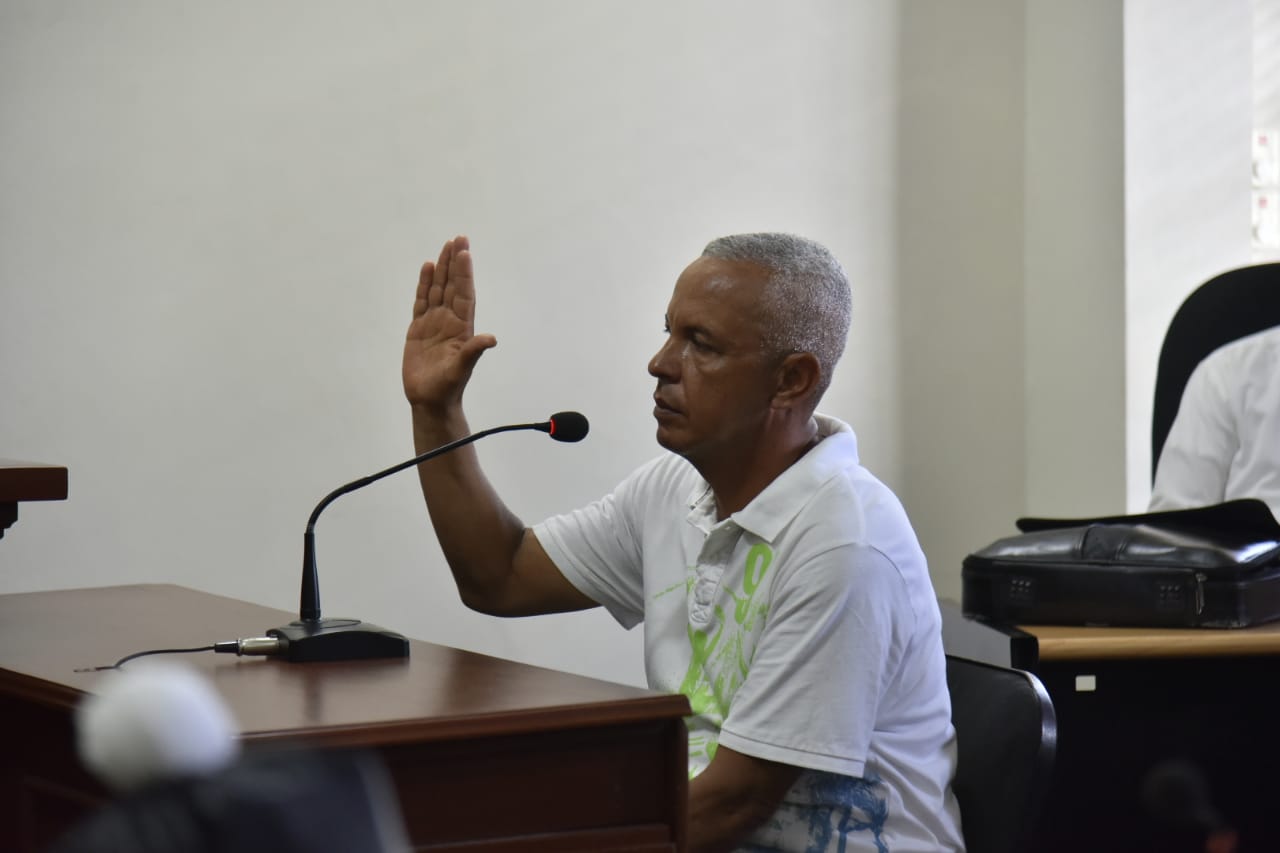 El testigo José Luis Martínez, mientras jura antes de declarar