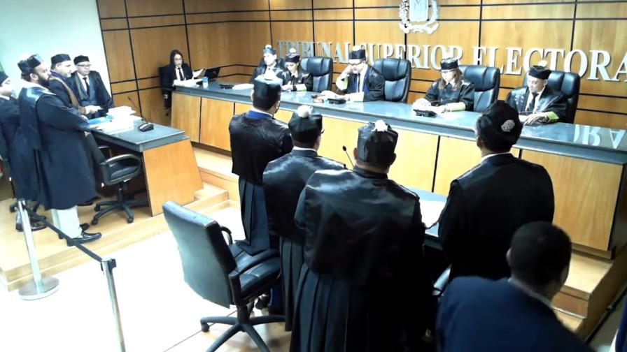 Aplazan para el lunes amparo busca suspensión de reunión Comité Central del PLD Aplazan para el lunes amparo busca suspensión de reunión Comité Central del PLD