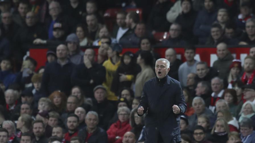 UEFA multa a Man United, advierte a Mourinho por demora