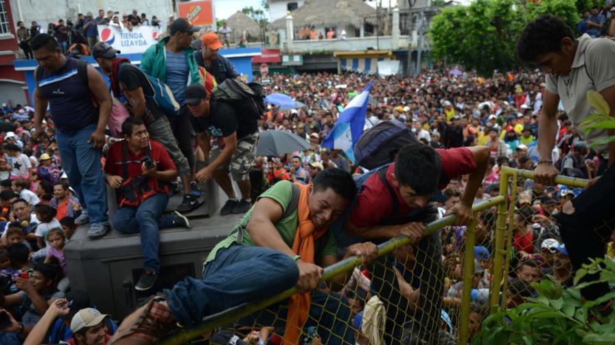 Migrantes alcanzan frontera mexicana con esperanza de seguir