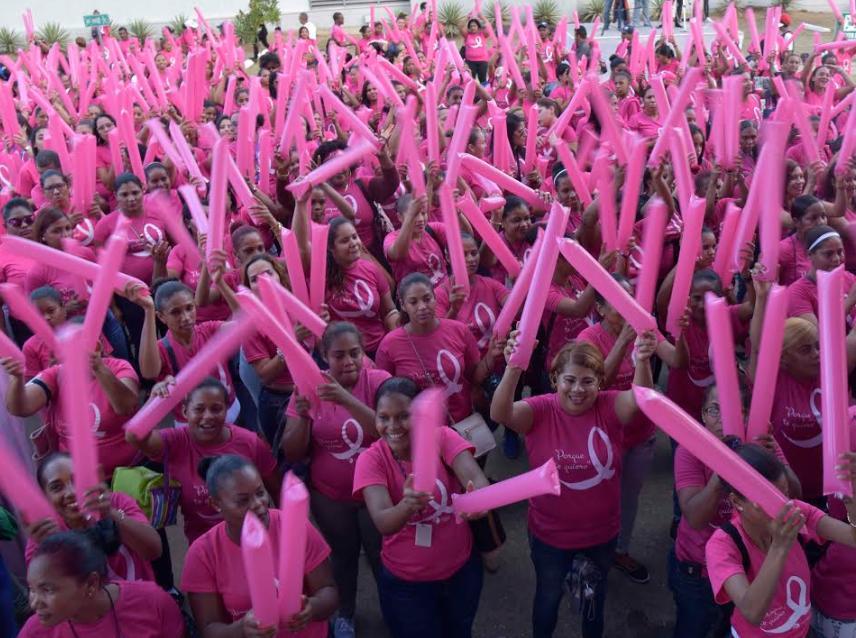 En Santiago forman lazo humano por prevención cáncer de mama