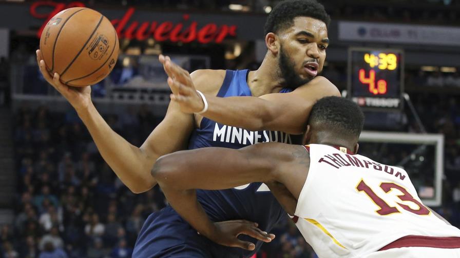 Butler, entre abucheos, lidera triunfo de los Wolves, Towns encestó 12