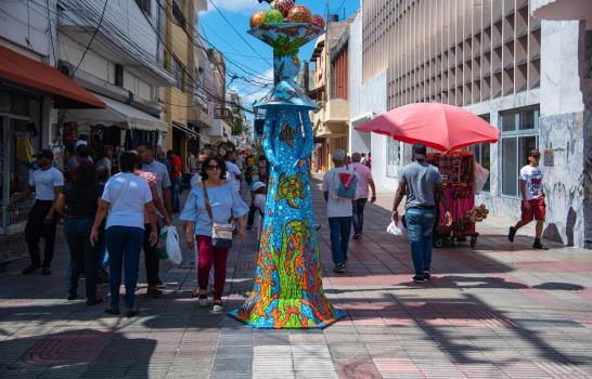 Muñecas sin rostros hacen su segunda parada en la calle El Conde