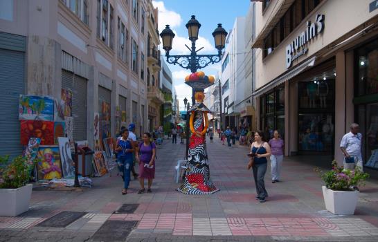 Muñecas sin rostros hacen su segunda parada en la calle El Conde