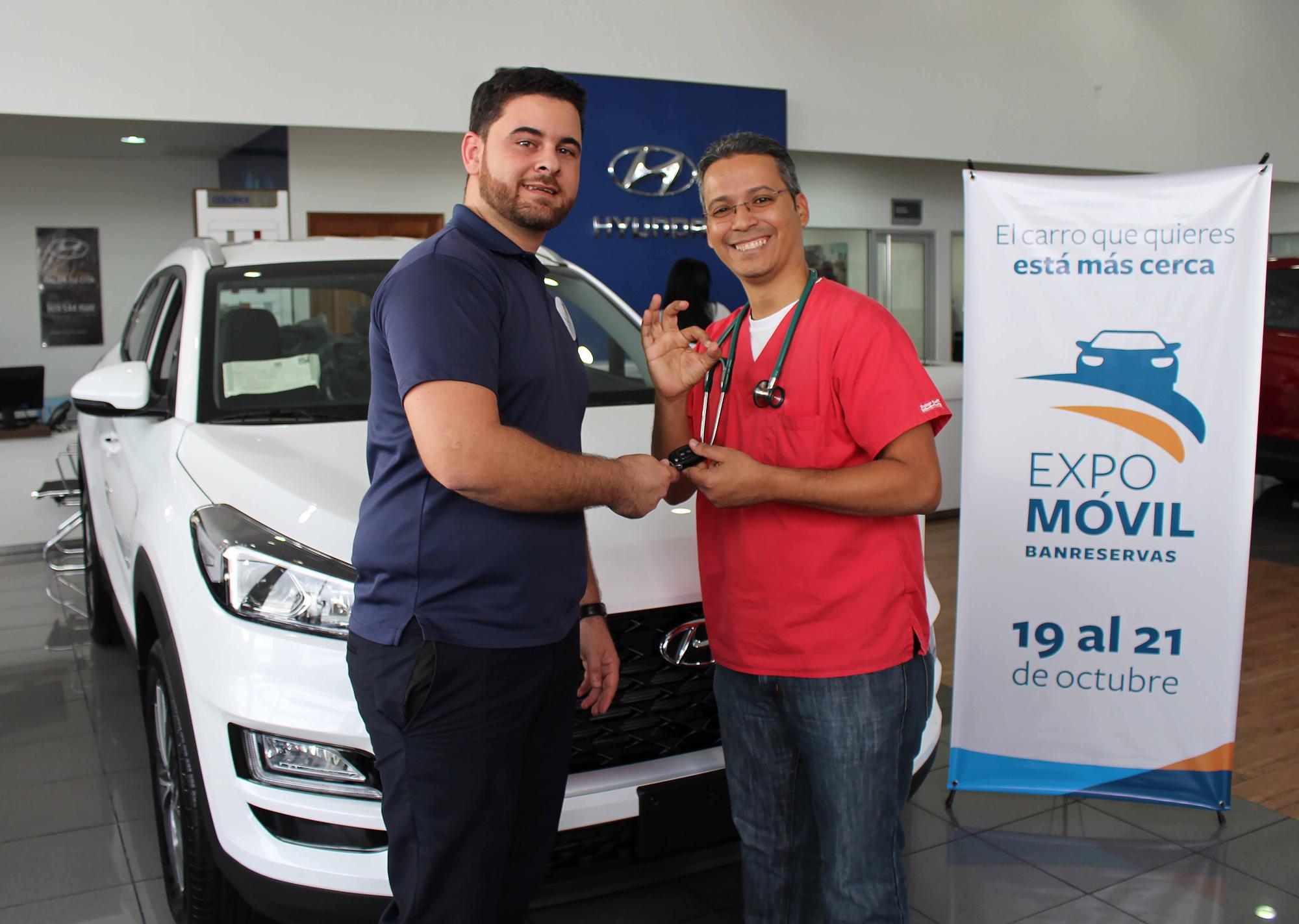 El médico Pedro Felipe recibe de parte de Erick Heinsen, gestor de Negocios de Banreservas en Santiago, las llaves de su nuevo vehículo Hyundai Tucson.