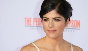Detienen a actriz Selma Blair tras presuntamente intentar abrir la puerta de un avi&oacute;n en pleno vuelo
