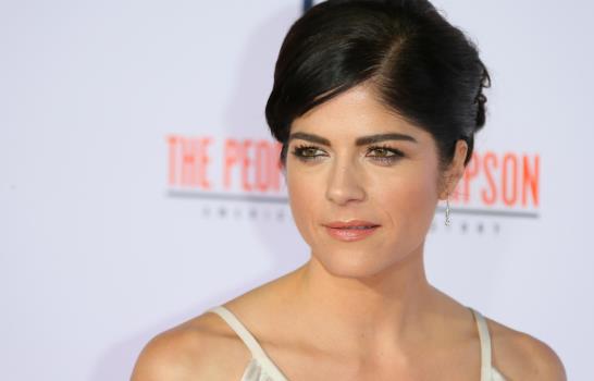 Detienen a actriz Selma Blair tras presuntamente intentar abrir la puerta de un avi&oacute;n en pleno vuelo