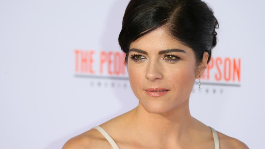 Detienen a actriz Selma Blair tras presuntamente intentar abrir la puerta de un avi&oacute;n en pleno vuelo
