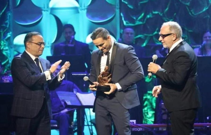 Víctor Manuelle; “Premio al Ícono del Salón de la Fama de Compositores Latinos”
