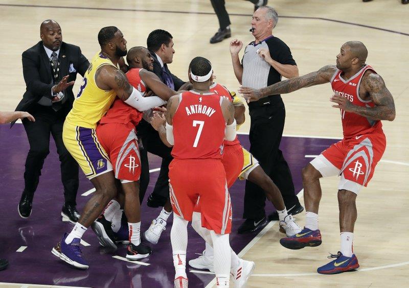 VIDEO: Trifulca arruina debut en casa de LeBron James con los Lakers