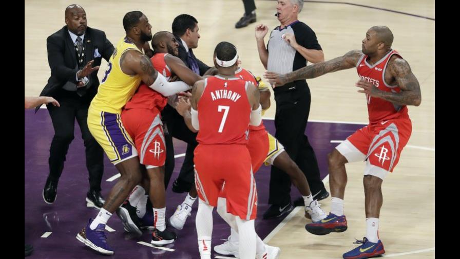 VIDEO: Trifulca arruina debut en casa de LeBron James con los Lakers
