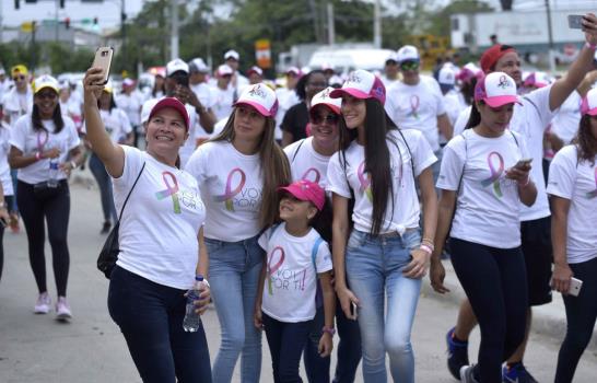 En Santiago marchan a favor de la lucha contra el cáncer de mama 
