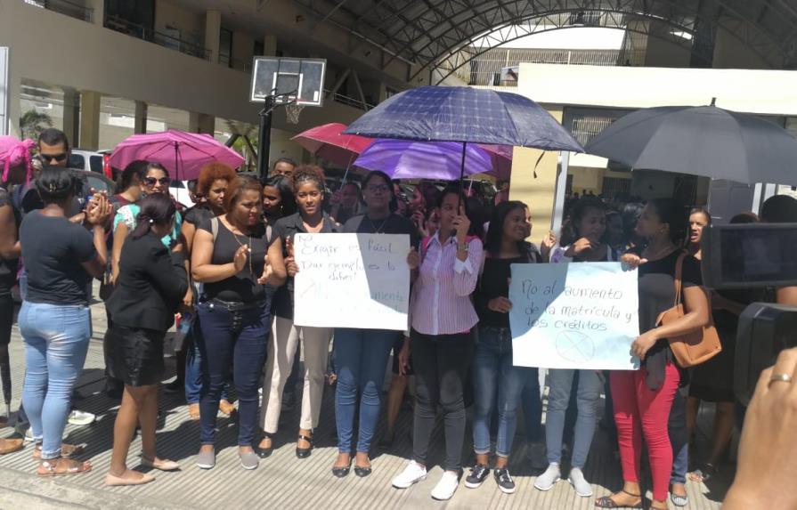 Estudiantes protestan por aumento de crédito en la Universidad Adventista