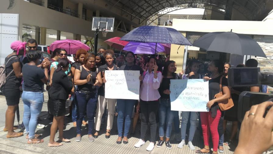 Estudiantes protestan por aumento de crédito en la Universidad Adventista