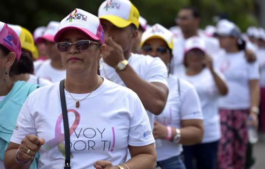 En Santiago marchan a favor de la lucha contra el cáncer de mama 