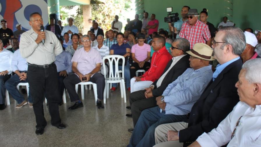 Abinader reitera aumentaría a 500 dólares salario mínimo a los policías Abinader reitera aumentaría a 500 dólares salario mínimo a los policías