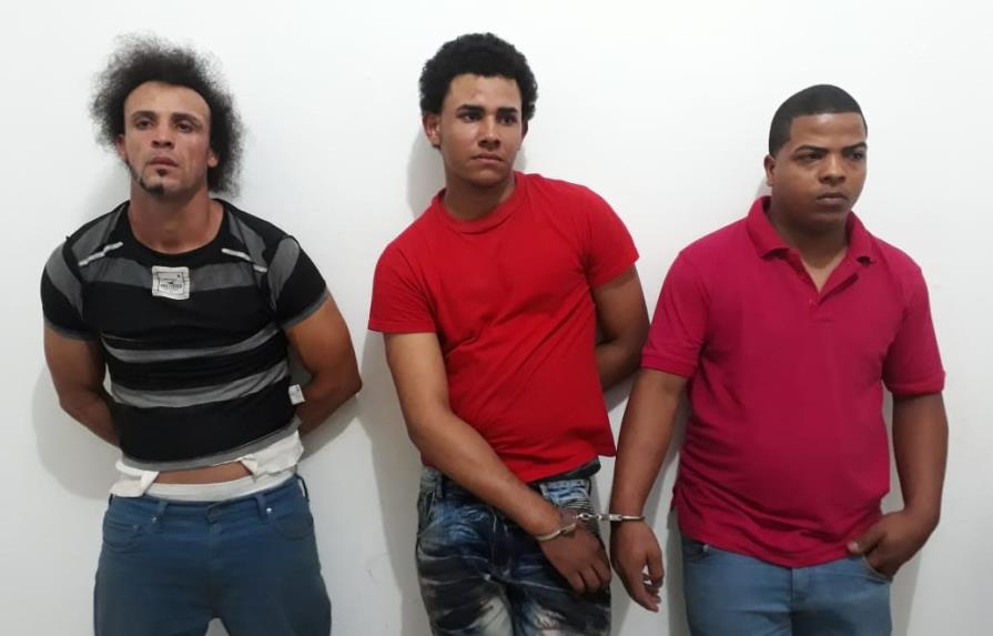Apresan a tres hombres que golpearon e intentaron raptar comunicador santiaguero