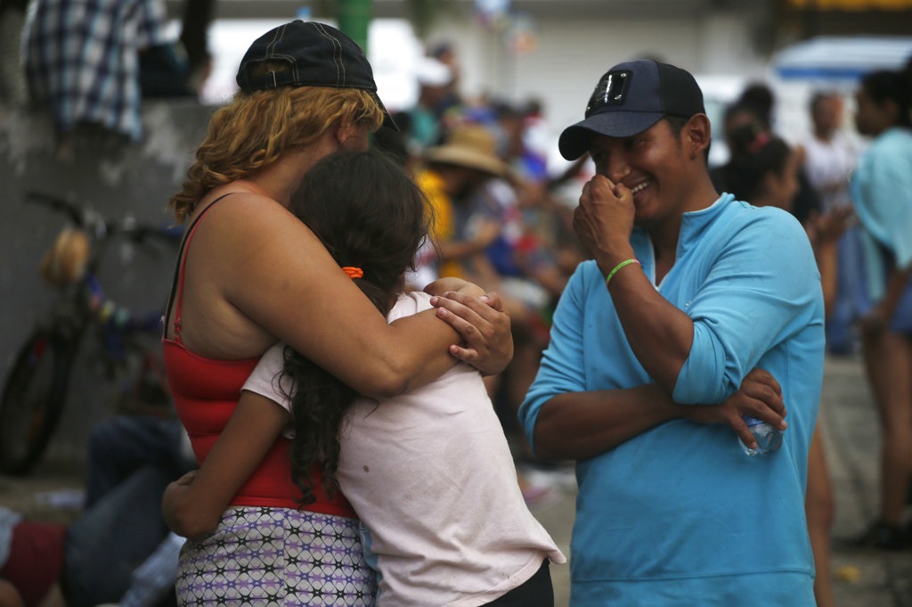 Los migrantes centroamericanos que se dirigen a los EE. UU. En una gran caravana conversan en el parque central de Tapachula, México, el domingo 21 de octubre de 2018. 