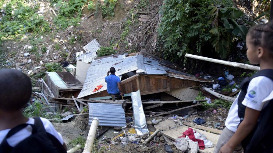 Dos viviendas destruidas y otras 20 a punto de colapsar en Santiago por deslizamientos de tierra