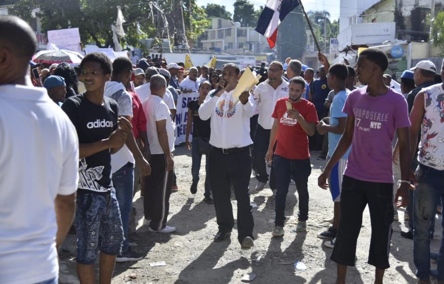 Enfrentamiento entre policías y comerciantes de San Cristóbal que marchan en defensa del mercado municipal 