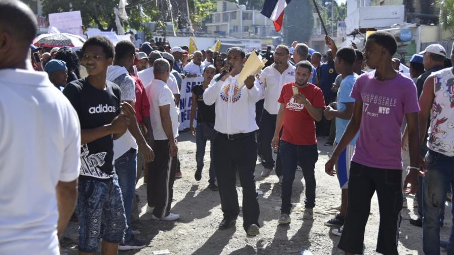Enfrentamiento entre policías y comerciantes de San Cristóbal que marchan en defensa del mercado municipal Enfrentamiento entre policías y comerciantes de San Cristóbal que marchan en defensa del mercado municipal