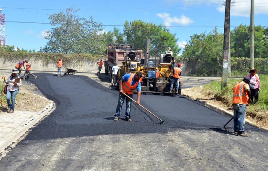 Obras Públicas asfalta calles en sectores del Gran Santo Domingo