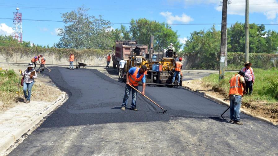 Obras Públicas asfalta calles en sectores del Gran Santo Domingo