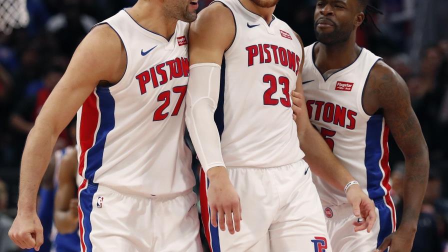 Griffin anota 50 puntos y Pistons vencen 133-132 a 76ers