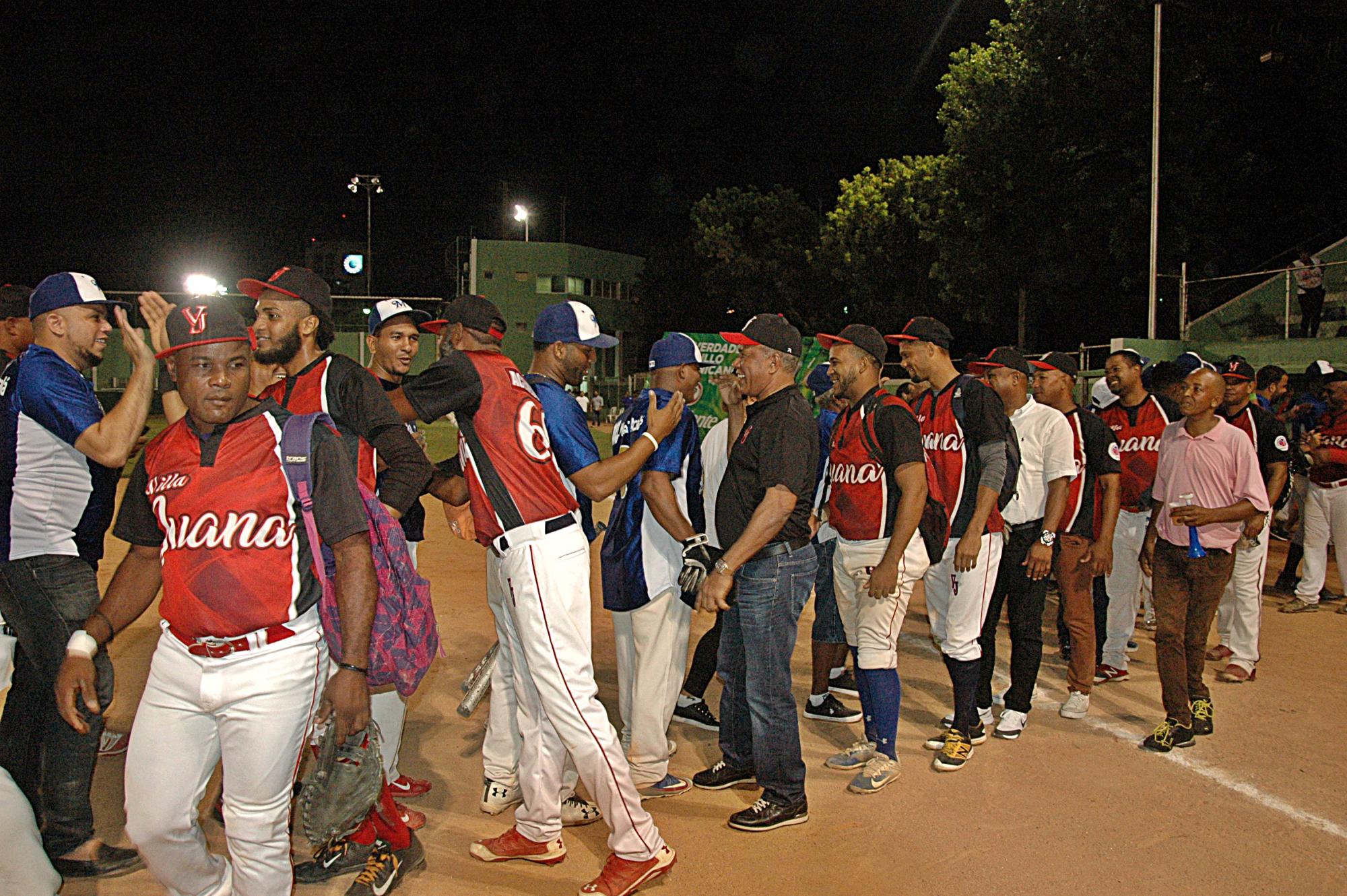 El general (r) Manuel Castro Castillo (centro, vestino de negro), ex jefe de la Policía Nacional y mentol del equipo Villa Juana, felicita a los Mellos por el triunfo en el XXXIX torneo de ligas de sóftbol del Distrito Nacional