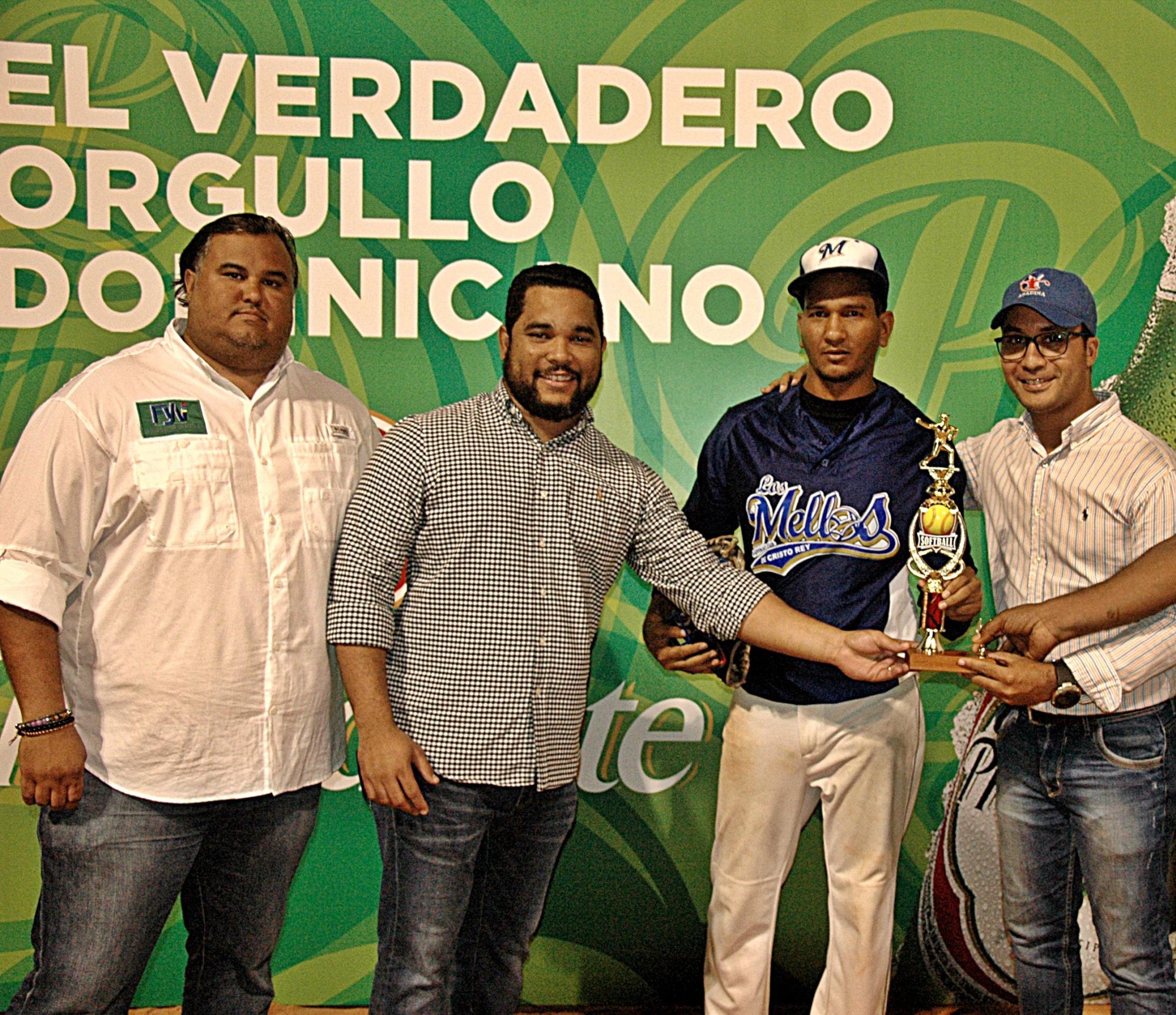 Víctor Fernández y Evans Santana (izquierda), premian a José Rodríguez como lanzador más destacado junto a Domingo Ruiz. 