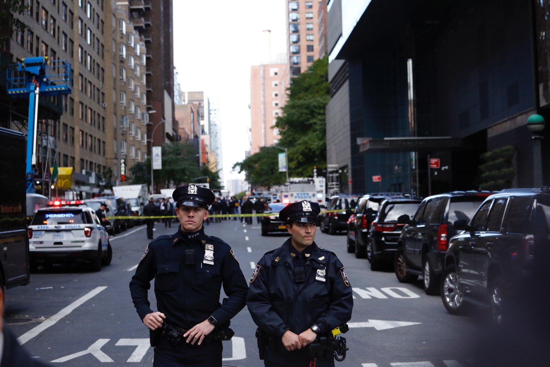 Varios policías acordonan una calle tras la evacuación del edificio Time Warner por el hallazgo de un paquete sospechoso en Nueva York (Estados Unidos) hoy, 24 de octubre del 2018.Las autoridades neoyorquinas están evacuando el edificio Time Warner en Estados Unidos, sede de la CNN, por el hallazgo de un paquete sospechoso y la Policía local ha pedido no acercarse a la zona de Columbus Circle, donde está situado, muy cerca de Central Park. EFE/ Justin Lane