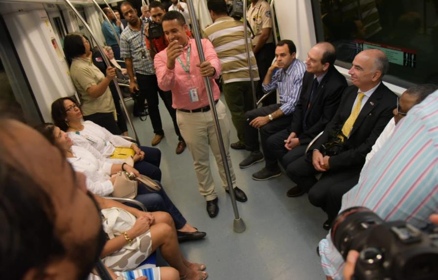 Delegación de embajadores visita el Metro y el Teleférico de Santo Domingo