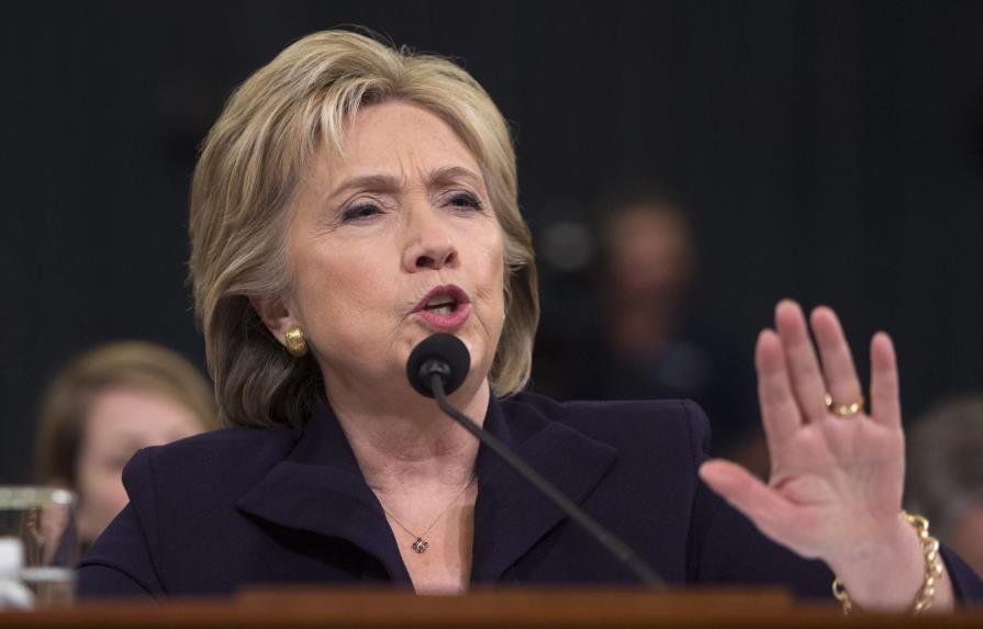 Hillary Clinton dice que EEUU vive “tiempos difíciles” tras amenazas de bomba