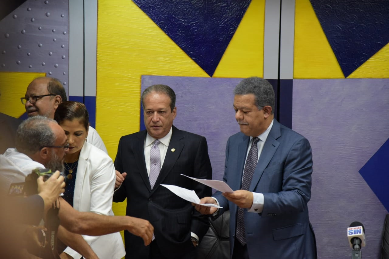 El presidente del PLD, Leonel Fernández, y el secretario general de ese partidos sostuvieron el primero de dos encuentros pautados con dirigentes provinciales, municipales e intermedios de esa organización.