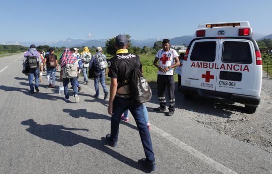 Caravana migrante reanuda su marcha por México fragmentada por el cansancio