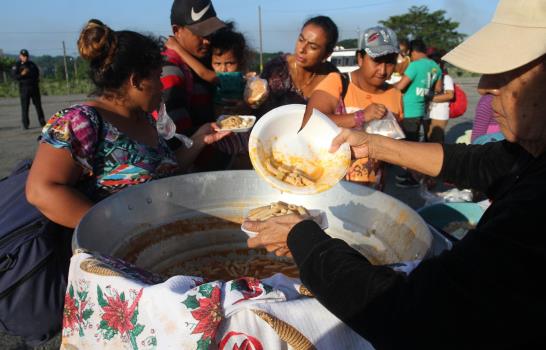 Caravana migrante reanuda su marcha por México fragmentada por el cansancio
